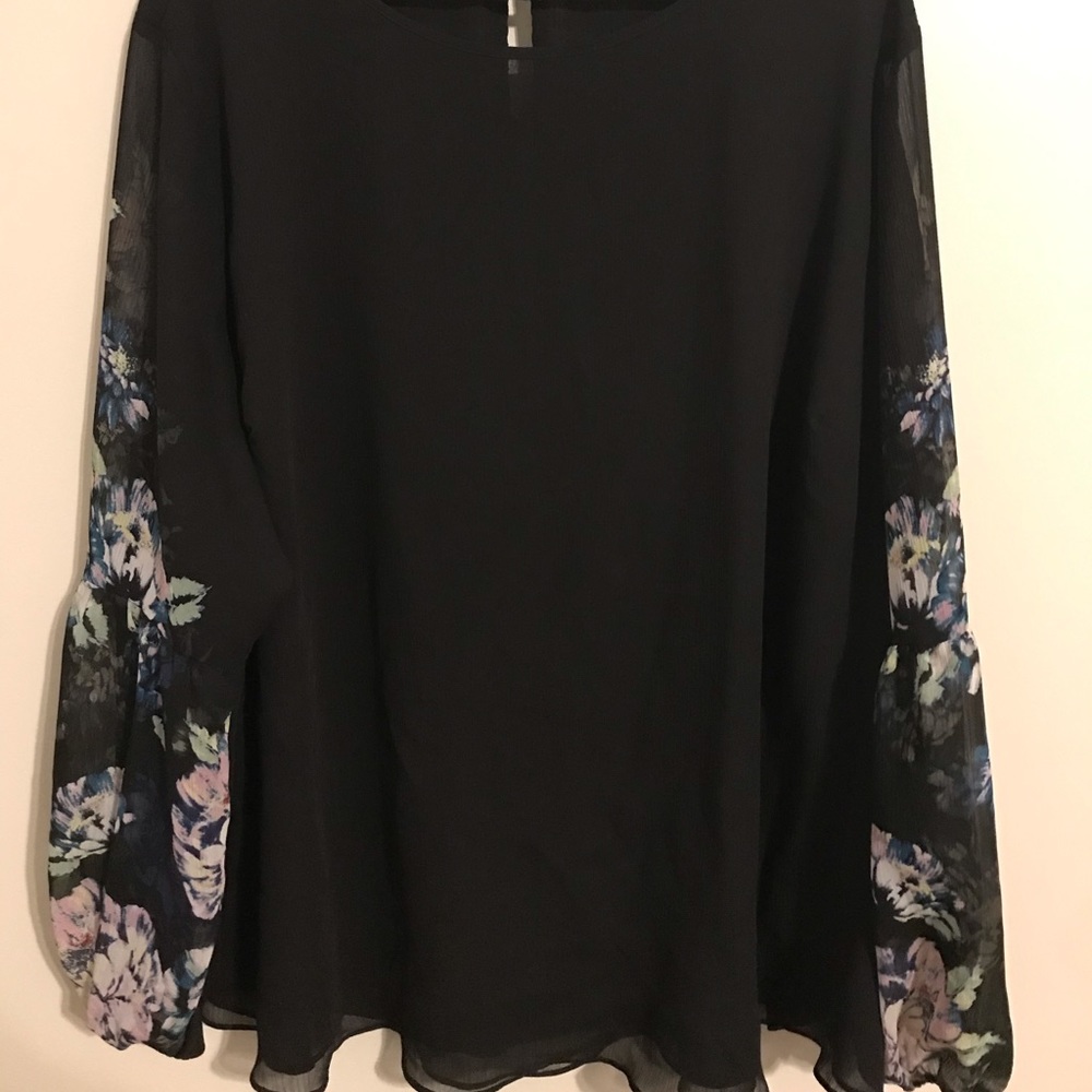 Lightweight flowy floral sleeved blouse